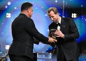 Ronaldo Nazario presenting the 2026 Ballon d'Or trophy to Harry Kane on stage