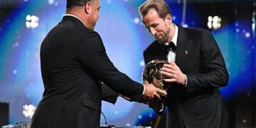 Ronaldo Nazario presenting the 2026 Ballon d'Or trophy to Harry Kane on stage