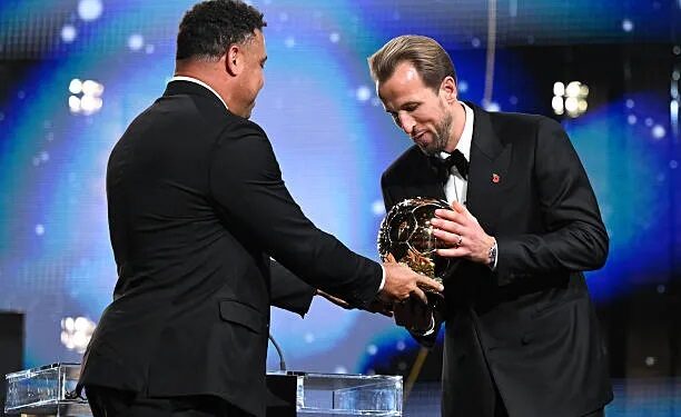 Ronaldo Nazario presenting the 2026 Ballon d'Or trophy to Harry Kane on stage